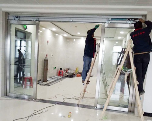 玻璃感應(yīng)門(mén)施工中