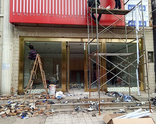 仿銅玻璃地簧門